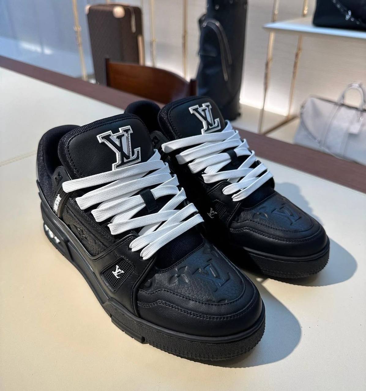 louis vuitton LV Trainer Black Secondary image