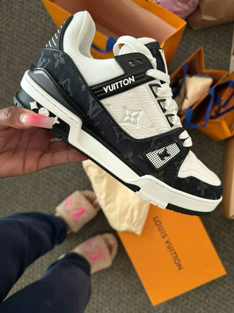 louis vuitton LV Trainer Black White Secondary image