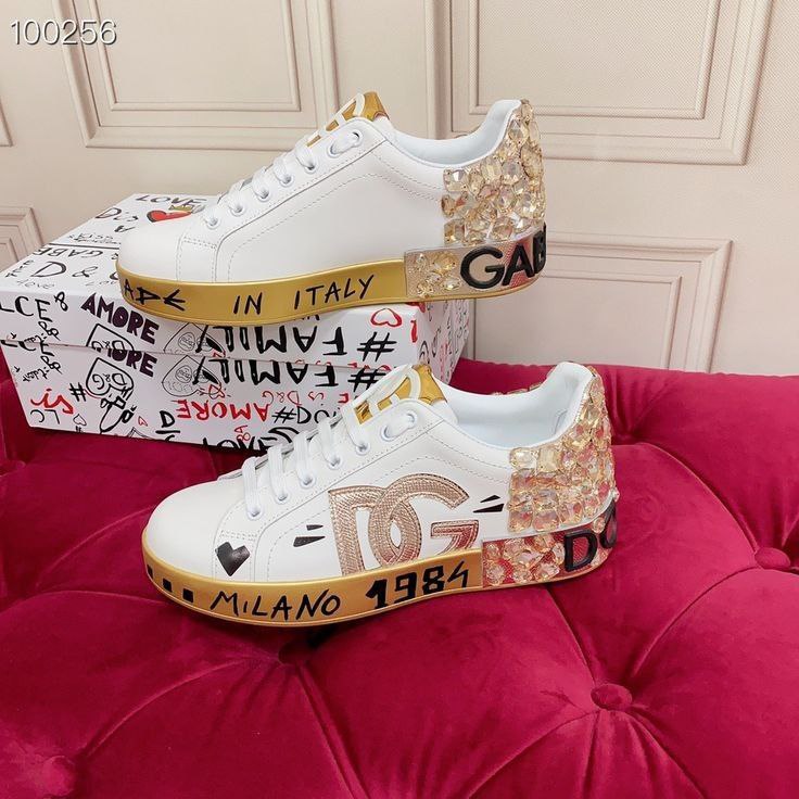 DOLCE GABBANA STREET FASHION Secondary image