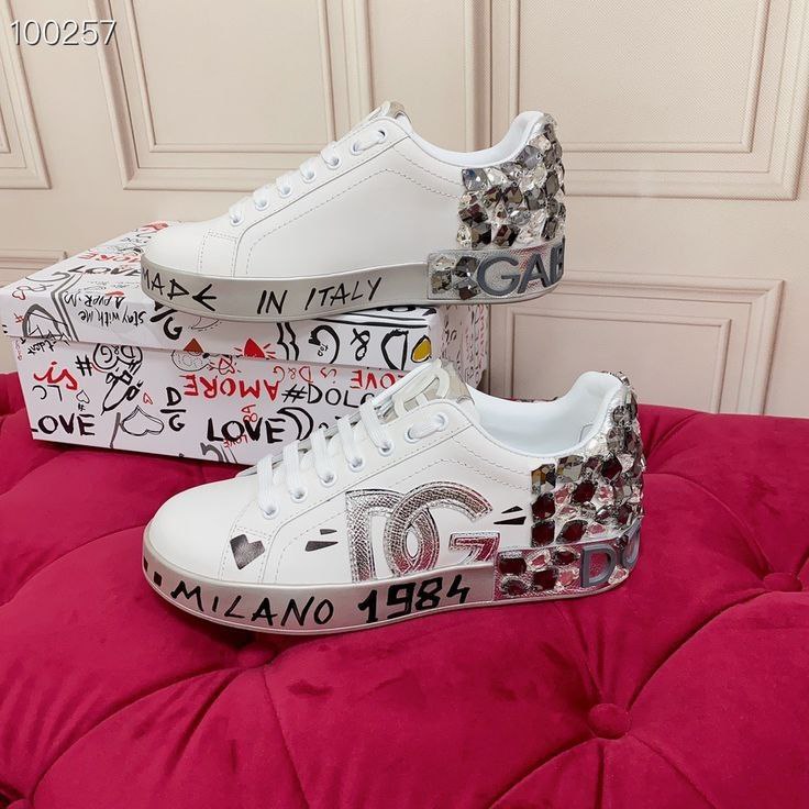 DOLCE GABBANA STREET FASHION